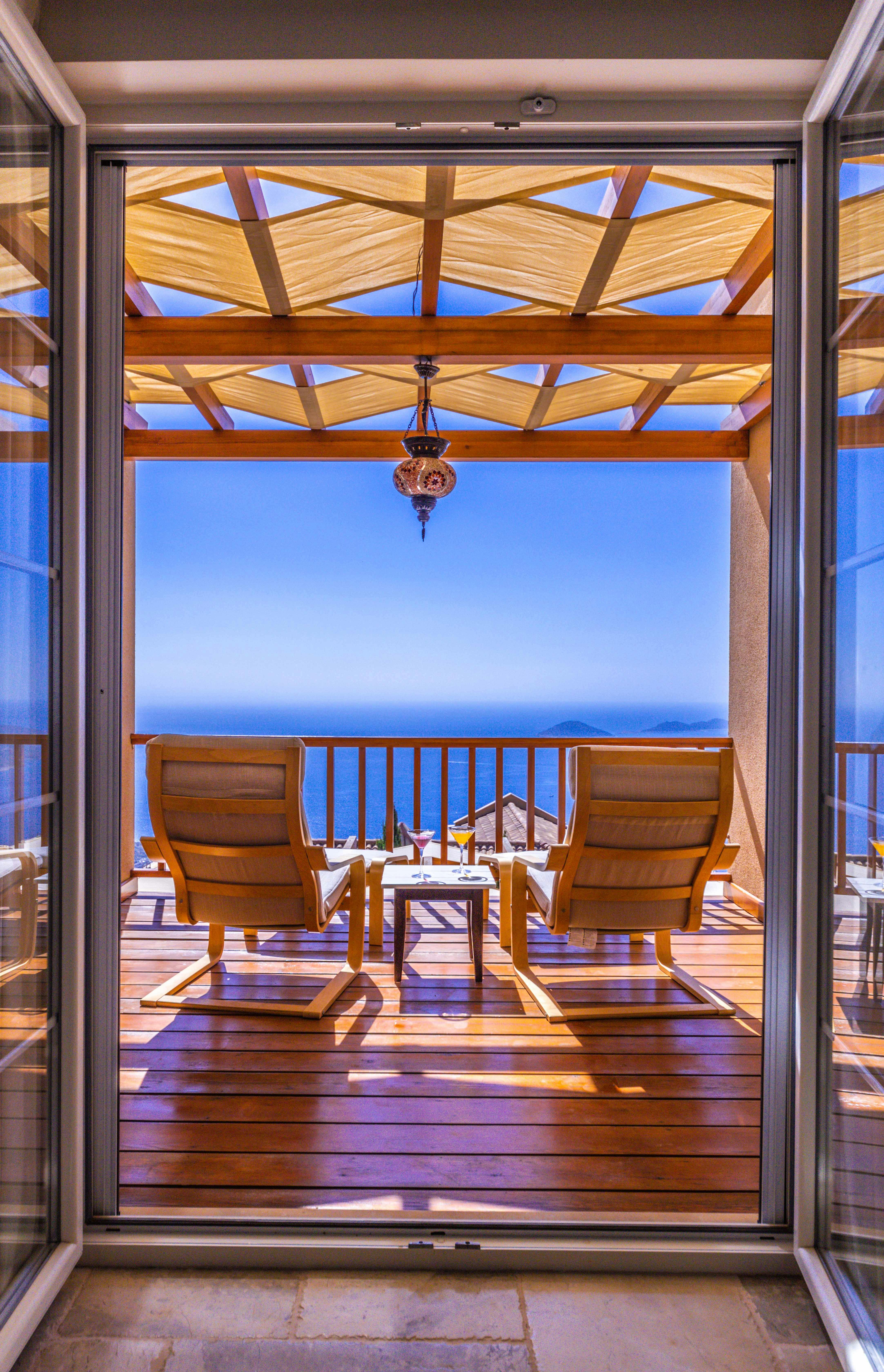 Terrasse og utsikt som illustrerer en salgsklar ferieboligside