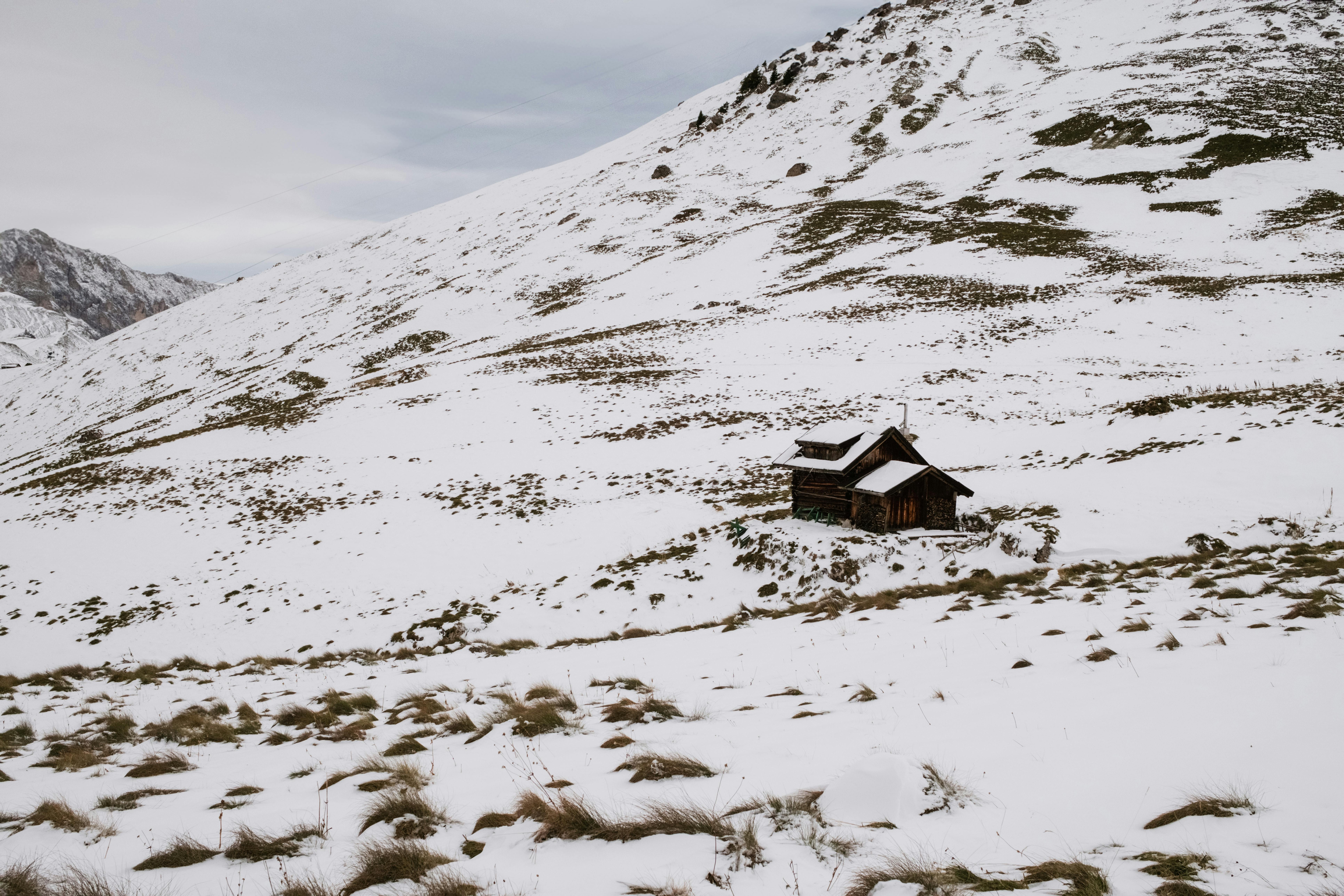 Hytte i mørkt vinterlys med snø rundt